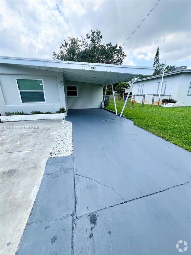 Building Photo - 2 bedroom in West Park FL 33023