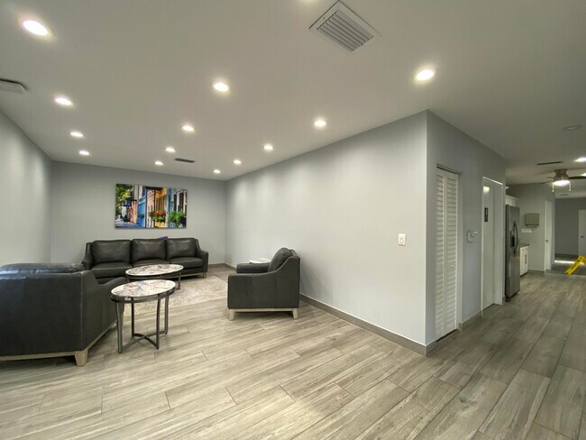Building Photo - 3503 Oaks Way
