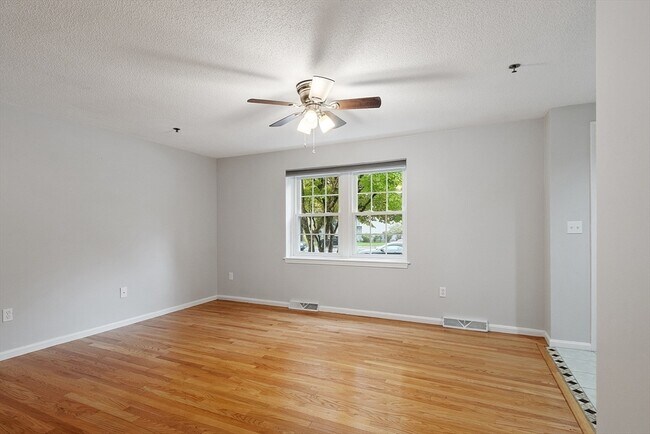 Building Photo - 148 Flower Ln