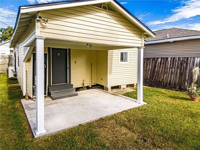 Building Photo - 805 Ave A