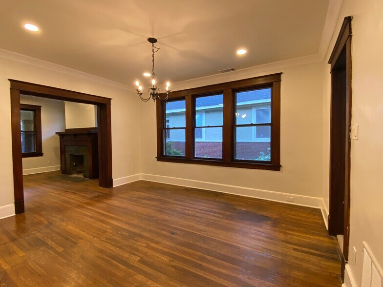 Dining room - 327 N Willett St