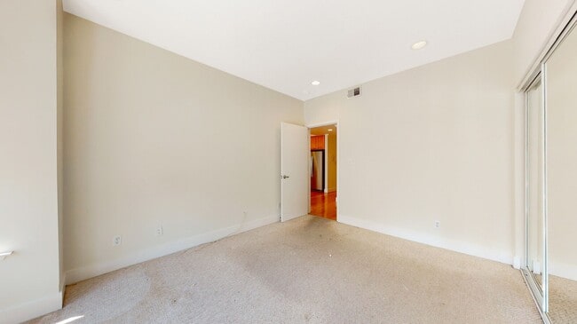 Building Photo - 2 bedroom 1 bathroom with Garage Parking