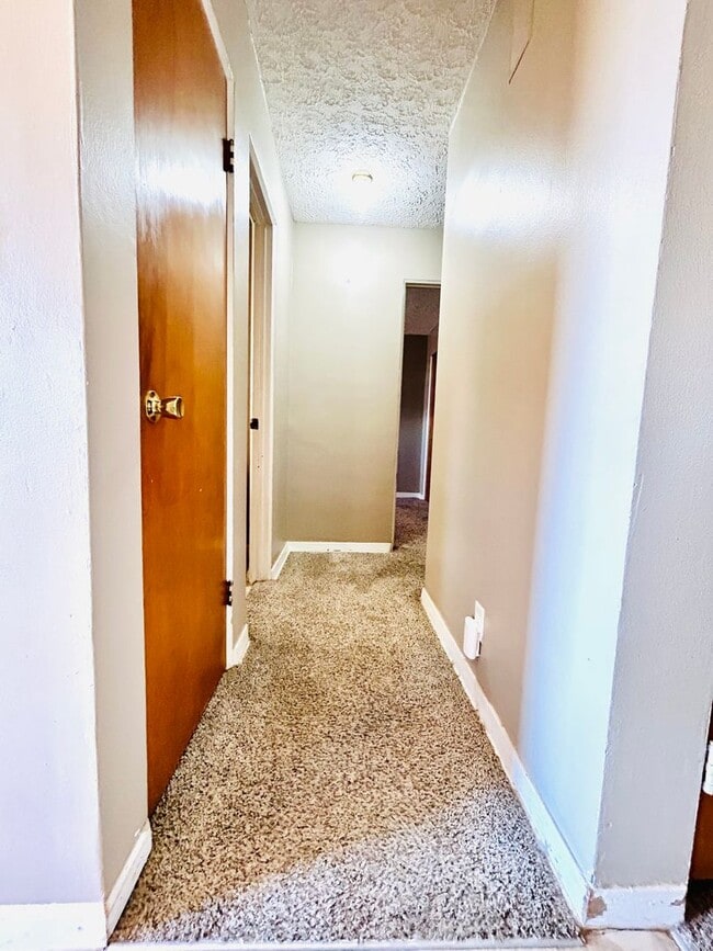 Building Photo - Spacious Home, Great Location