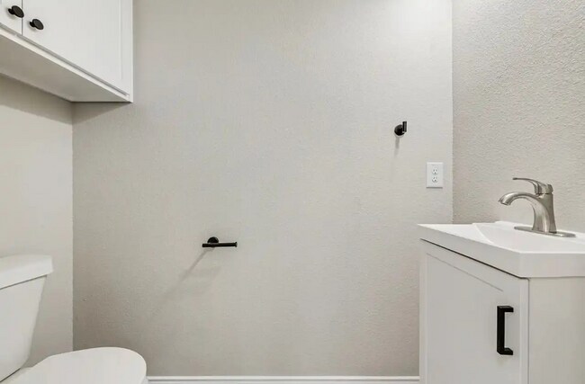 Building Photo - 5612 Black Pine Cir
