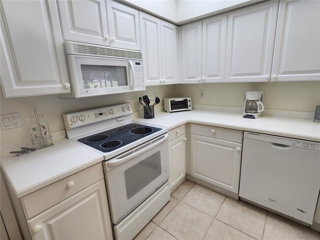 Building Photo - 6566 Fairway Gardens Dr