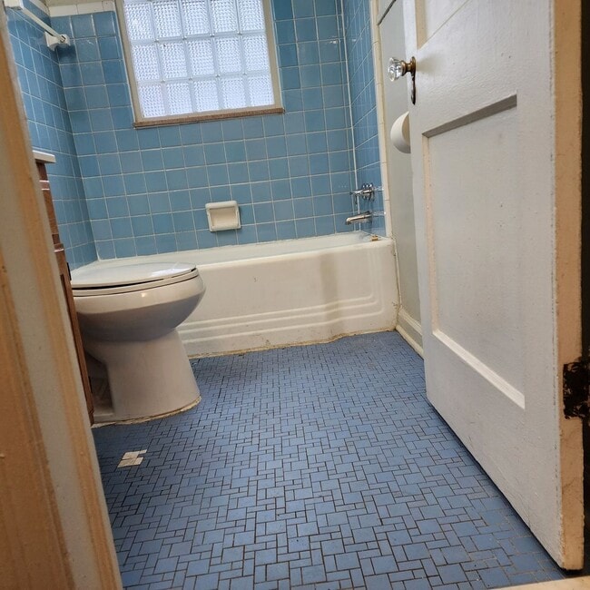 Building Photo - Detroit bungalow, available immediately