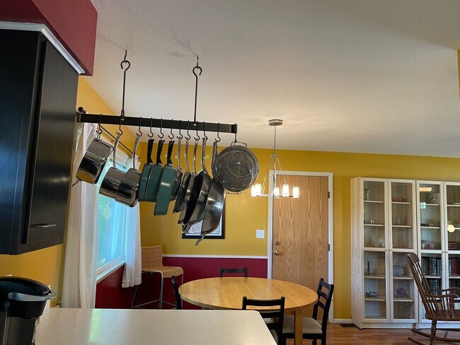Building Photo - 3 Bedroom Home, Fully Furnished & Utilities Included!