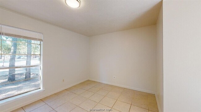 Building Photo - 916 Navarro Dr
