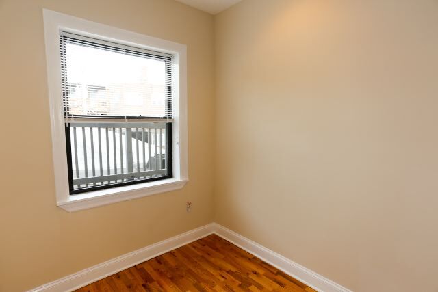 Building Photo - 2226 W Wilson Ave