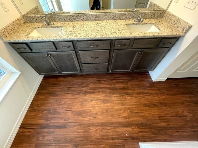 Building Photo - 3 bedroom, 2 bath, 2 car garage home on a ...