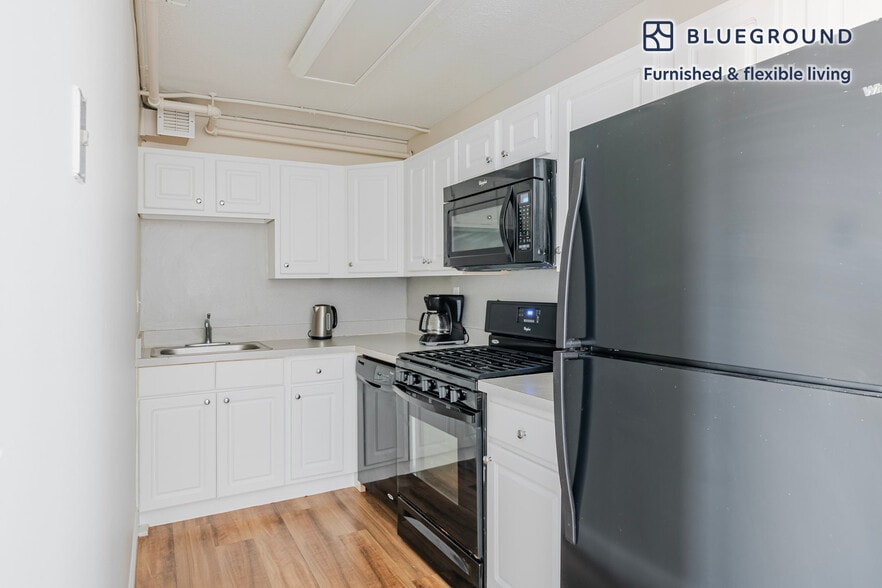 Building Photo - 812 Memorial Dr