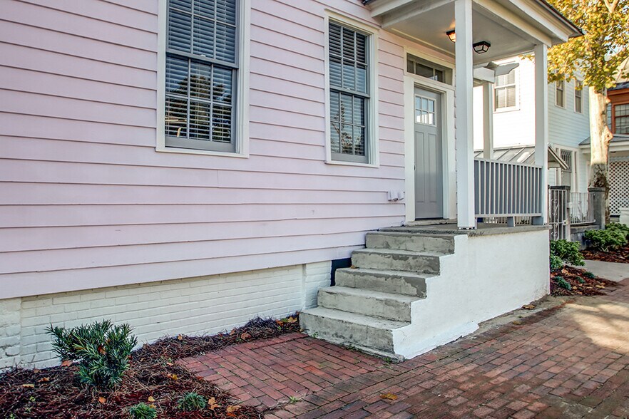 Building Photo - 303 W Henry St