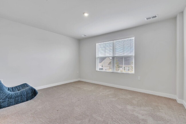 Building Photo - Modern Comfort: 3 Bed, 2.5 Bath Townhome + Primary on Main $1,995/mo rent