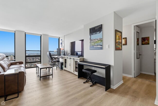 Building Photo - 1660 N La Salle Dr