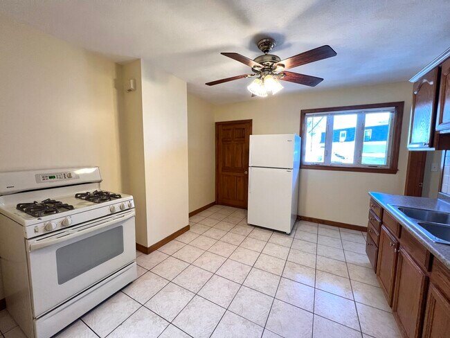 Building Photo - 225 Holland St