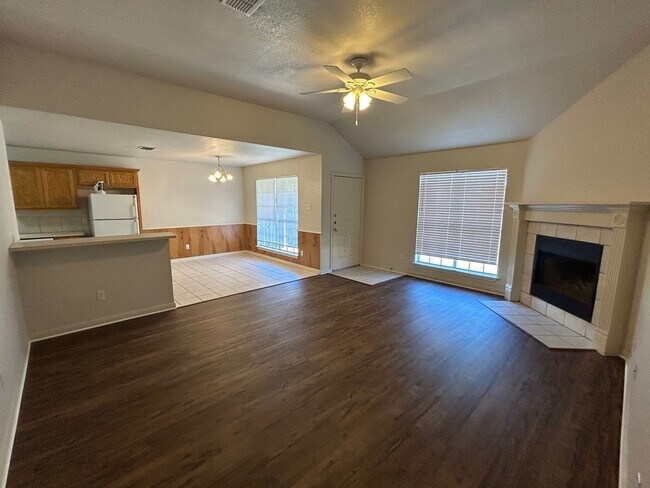 Building Photo - 10100 Valencia Dr