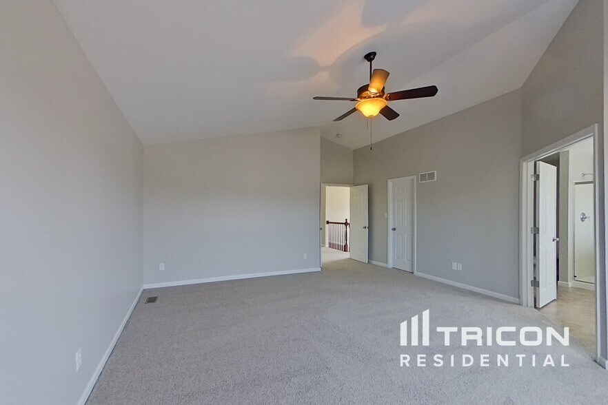 Building Photo - 218 Roxbury Dr