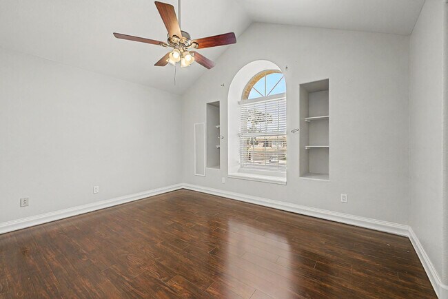 Building Photo - 1300 N Sycamore Ct