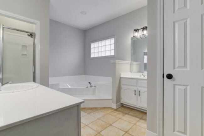 Building Photo - Nice 3 bedroom 2 bath home in the heart of Downtown Memphis - Open To Section 8