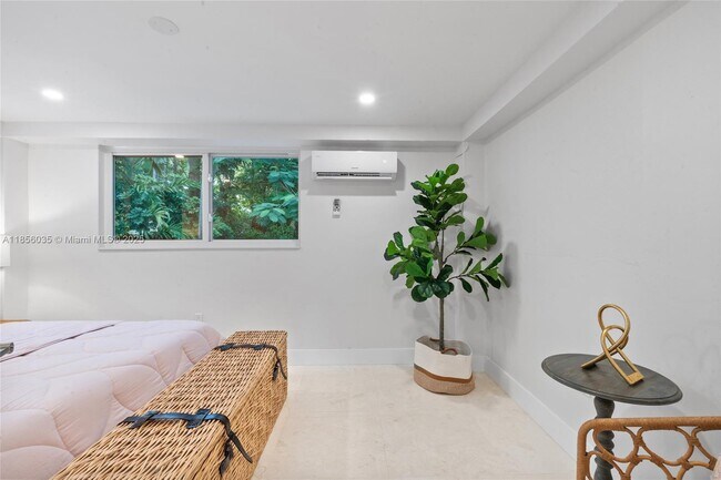 Building Photo - 242 Bougainvillea St