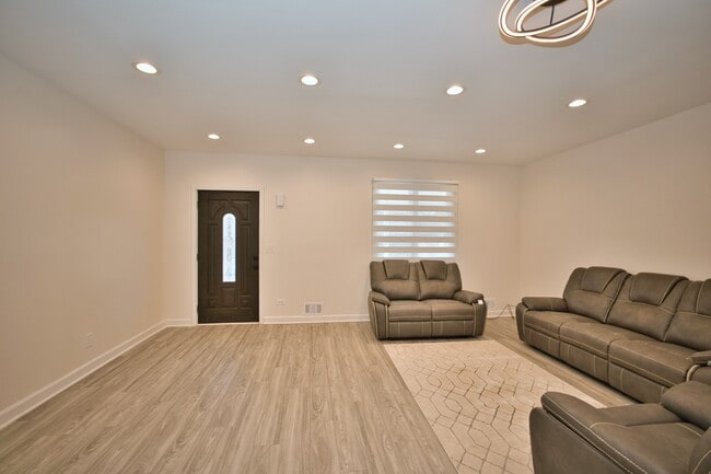 Building Photo - 4616 N Kostner Ave