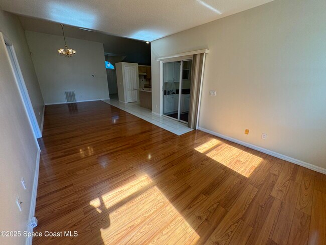 Building Photo - 1522 Breese St NE