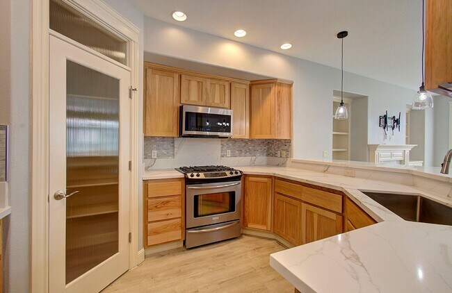 Building Photo - Beautiful 2 Story Town Home - Riverview Terrace Washougal!