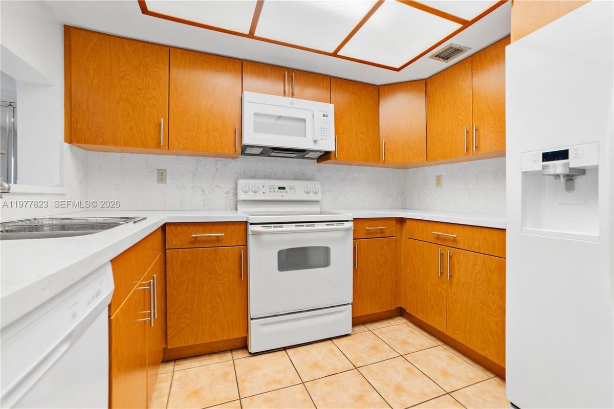 Building Photo - 9140 SW 123rd Ct