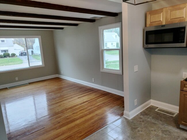 Building Photo - 211 Ellen Dr