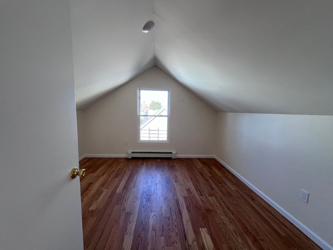 Building Photo - 409 41st St