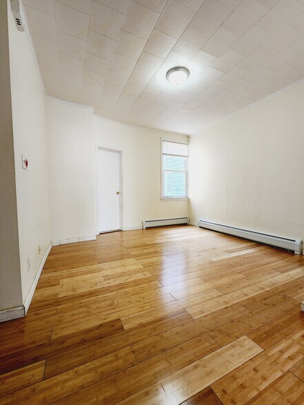 Building Photo - 10 E 36th St
