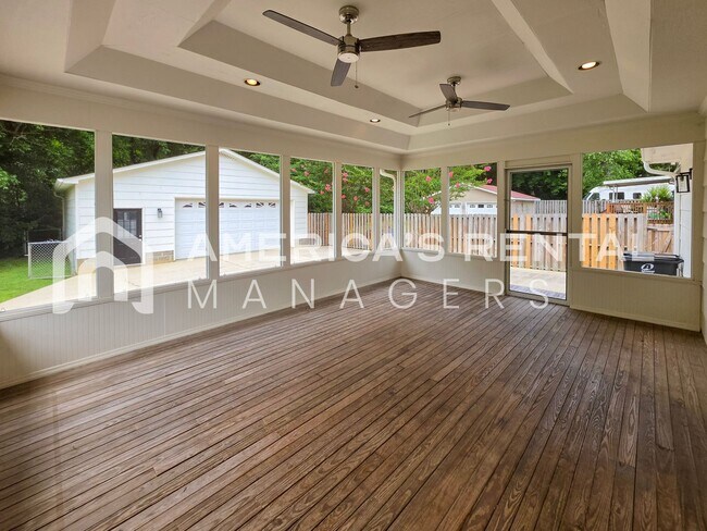 Building Photo - Newly Renovated and Ready for Move In!