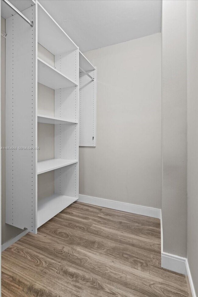 Building Photo - 811 S Hollybrook Dr