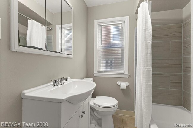 Building Photo - 3339 Lincoln St