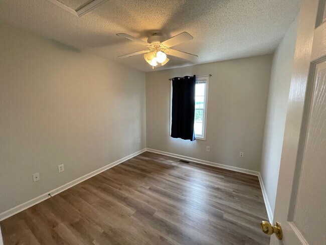 Building Photo - Spacious End Unit Towhouse in Desirable Liberty Square!