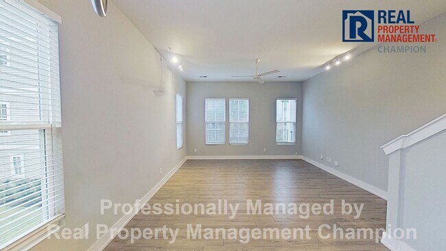 Building Photo - Bright & Open End Unit Townhome