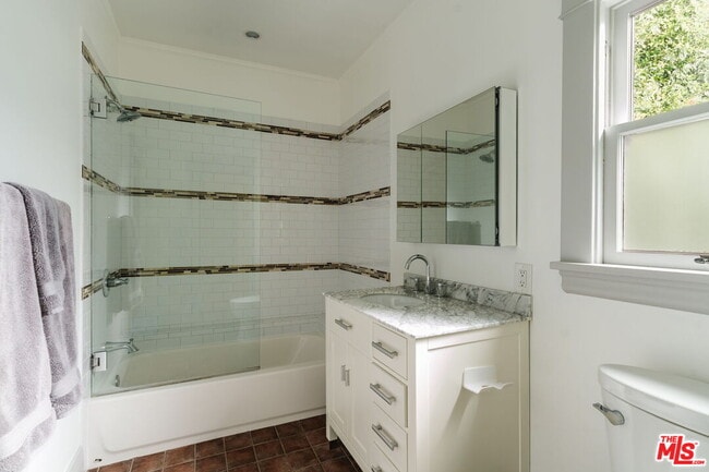 Building Photo - 2027 Canyon Dr