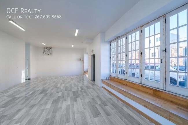 Building Photo - 3826 Lancaster Ave