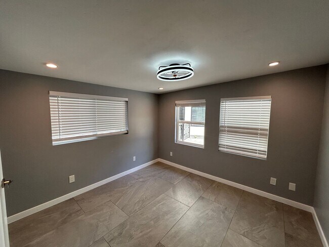 Building Photo - Newly Renovated 4 bed house!