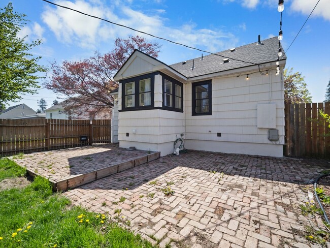Building Photo - Spacious 4-Bedroom Home w/large Outdoor Sp...