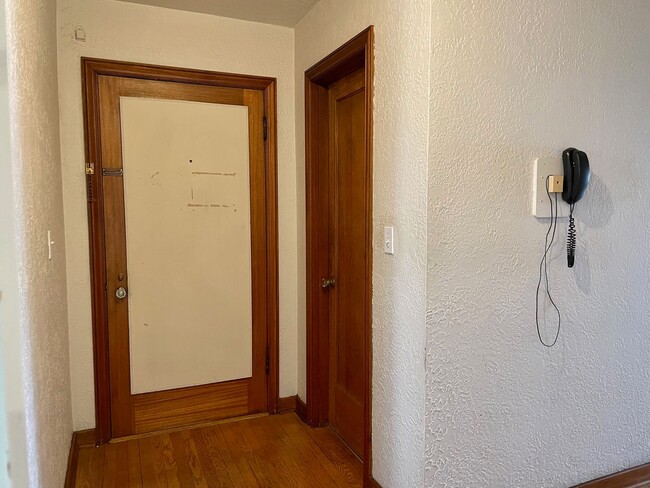 Building Photo - Spacious 2 Bed 1 Bath Condo in University of Washington District.
