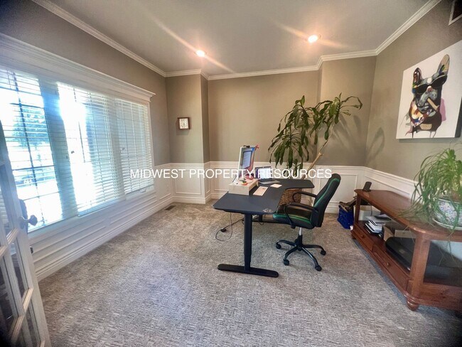 Building Photo - Exquisite 4-Bedroom Home with Spacious Fam...