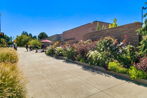 Building Photo - Walk to Cheeseman from this Large 1 Bed 1 ...
