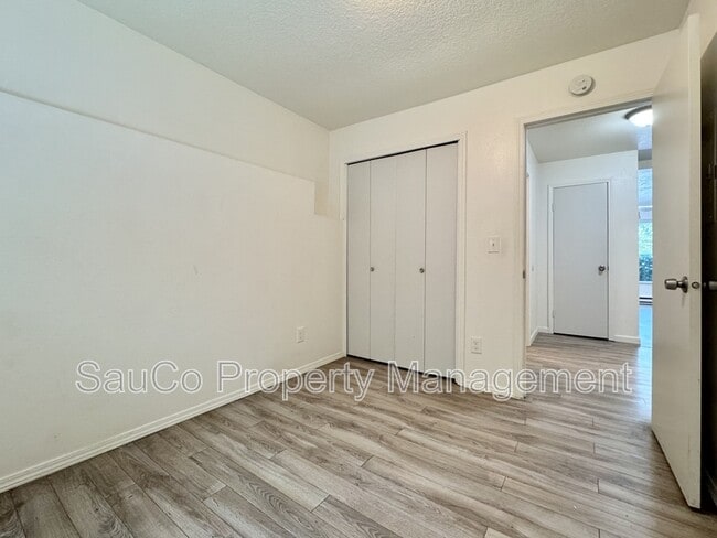 Building Photo - 5556 SW Beaverton Hillsdale Hwy