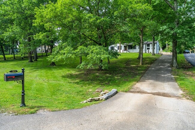 Building Photo - Amazing 3BE/2BA home in the West Meade & Hillwood Estates area!