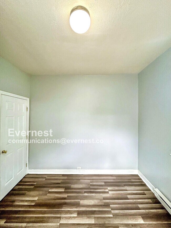 Building Photo - 3 Bed, 1 Bath Home with Modern Comforts / ...