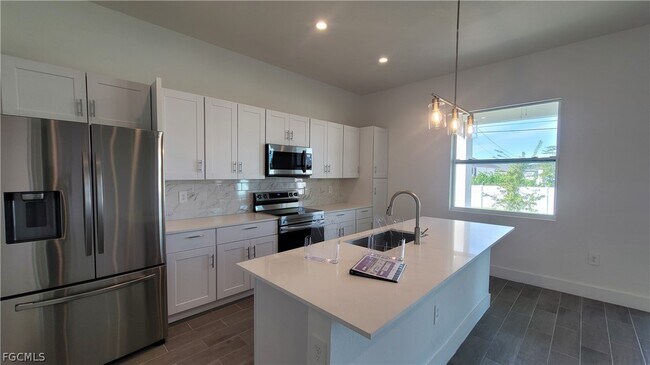 Building Photo - 412 SW 28th Ave