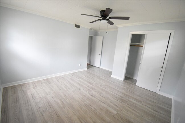 Building Photo - 1706 Oaks Dr