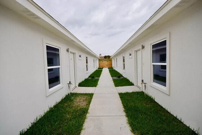 Building Photo - 1412 S Iris St