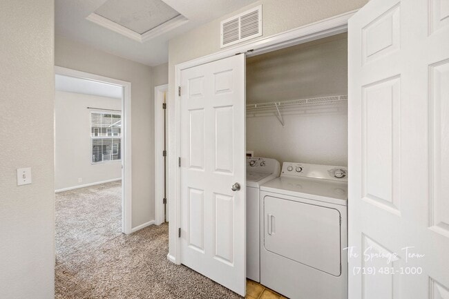 Building Photo - Charming 2-Bedroom Townhome in Central Col...